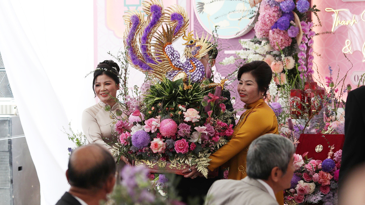 Dàn sao mạng xã hội bưng lễ, Quang Hải đưa tráp long phụng dát vàng vào hỏi vợ