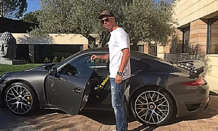 Cristiano Ronaldo tặng xe hơi tiền tỷ cho mẹ 