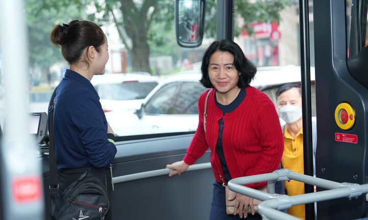 Người dân hào hứng trải nghiệm tuyến buýt điện đầu tiên Hà Nội - sân bay Nội Bài