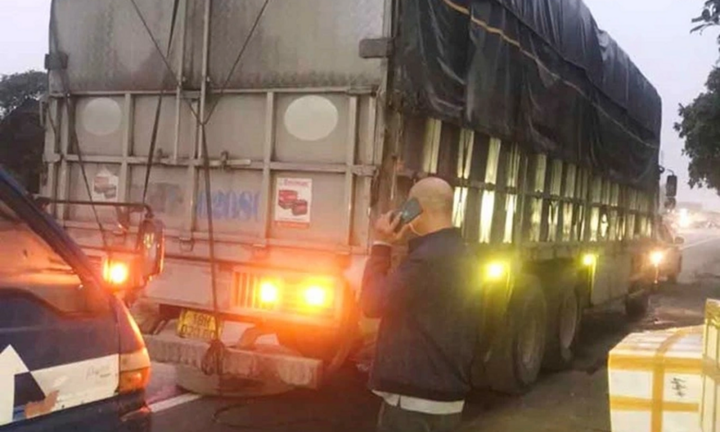 Xe tải đang chạy văng bánh giữa đường làm 2 bé trai tử vong