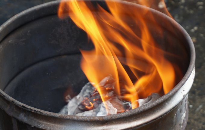 Đốt tiền mình làm ra có vi phạm pháp luật?