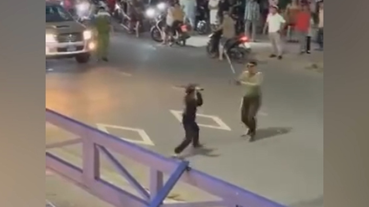 Cảnh sát khống chế kẻ vung mã tấu chém loạn xạ trên đường ở An Giang