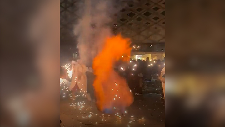 Pháo hoa rơi xuống cống, ngọn lửa bùng phát cao hơn 2m