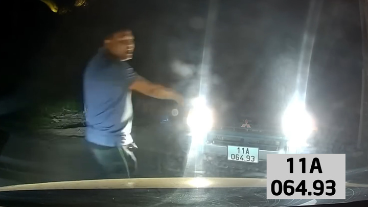 Tài xế ngang ngược chặn đầu ô tô 'kiếm chuyện' chửi bới