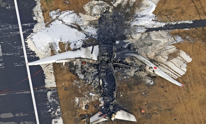 Máy bay chở khách Nhật Bản cháy trơ khung, hai cánh biến dạng