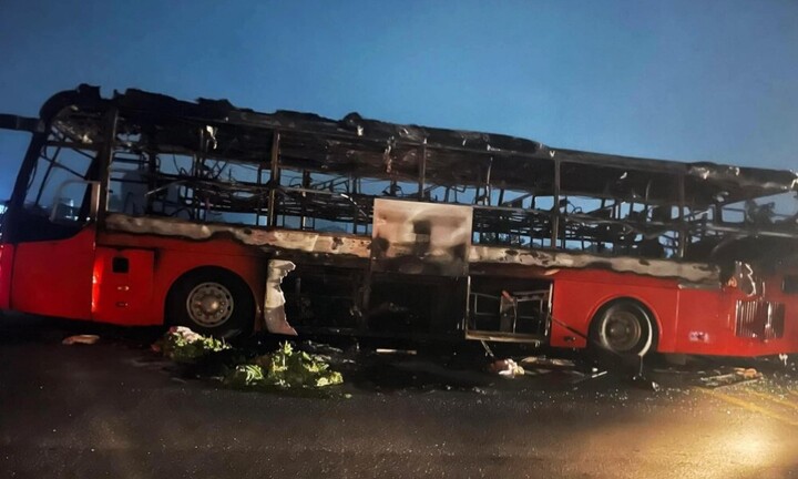 Xe khách giường nằm cháy trơ khung tại Ninh Bình