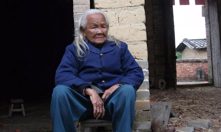 Cụ bà 95 tuổi mở quan tài đứng dậy đi nấu cơm sau 6 ngày 'qua đời'