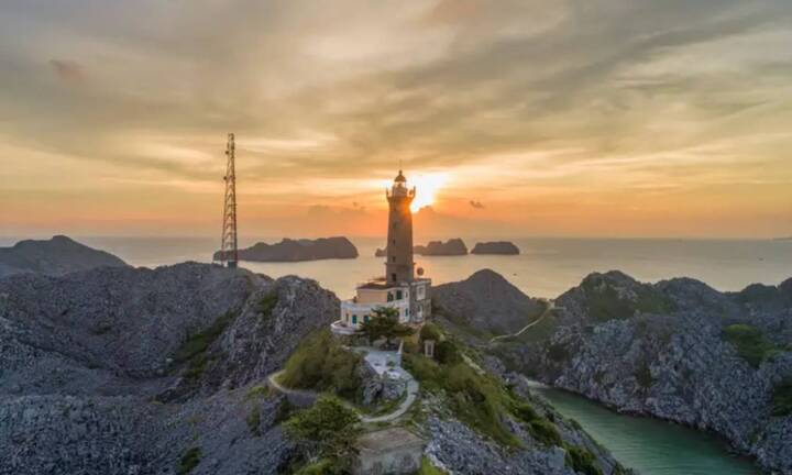 Tận mắt chiêm ngưỡng ngọn hải đăng cổ bậc nhất Việt Nam nằm trên đảo hoang sơ