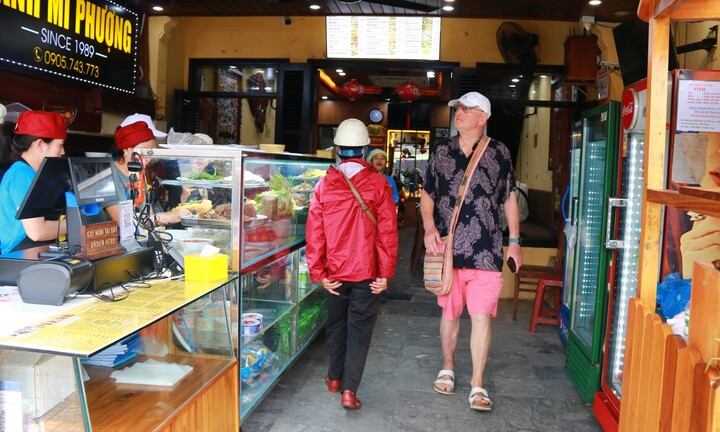 Bánh mì Phượng mở cửa trở lại sau vụ ngộ độc: Thưa thớt thực khách