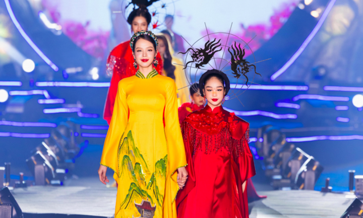 Mẫu nhí Hồng Lam trình diễn áo dài xuân cùng Hoa hậu Thanh Thủy