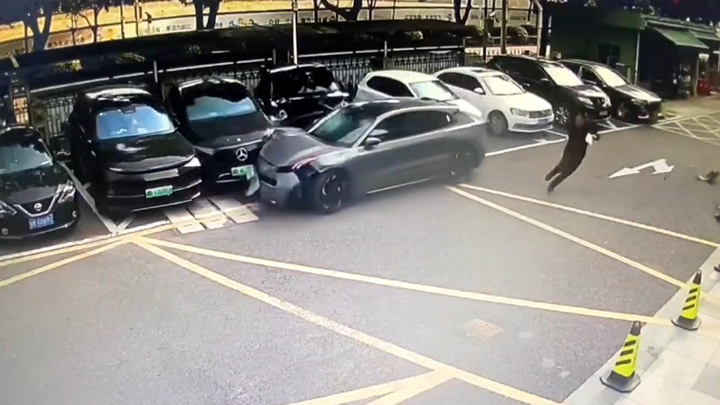 'Ô tô điên' lao như bay vào bãi xe tông loạt phương tiện