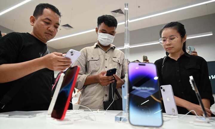 Doanh số điện thoại thông minh cao cấp của Apple gấp 4 lần Samsung