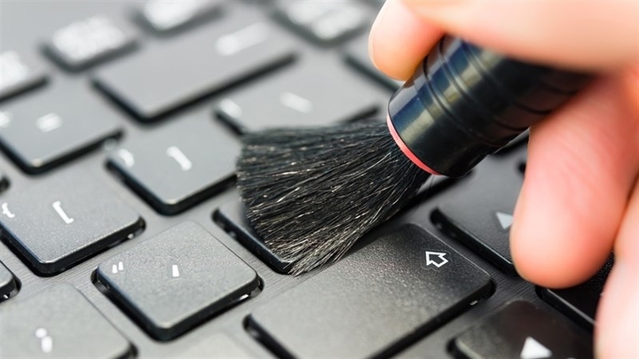 Hướng dẫn bạn cách vệ sinh bàn phím không gây nguy hiểm cho laptop