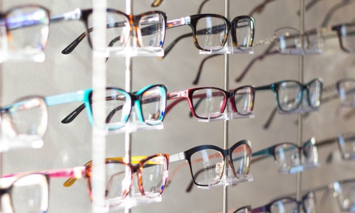 Kính Hải Triều làm gì trước thực trạng mắt kính giả tràn lan?