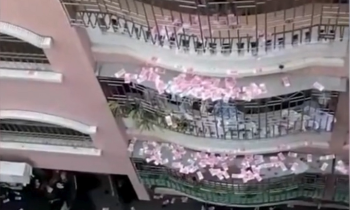 Video người đàn ông rải 'mưa' tiền mặt nhưng không ai dám nhặt