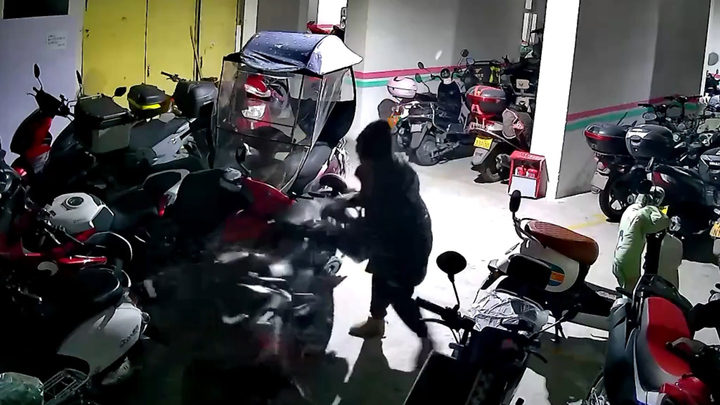 Người phụ nữ thản nhiên đẩy ngã loạt xe máy