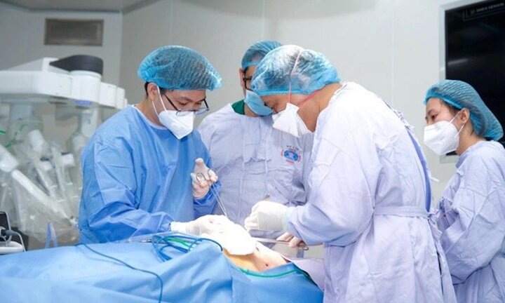 Chuyên gia Mỹ dùng kỹ thuật hiện đại nhất thế giới mổ trị ung thư cho người Việt