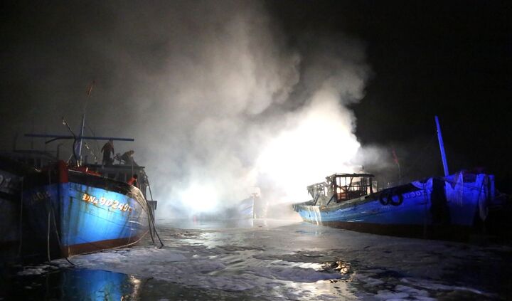 4 tàu cá bốc cháy ngùn ngụt trong đêm ở Đà Nẵng