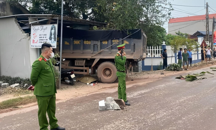 Bắc Giang: Xe tải tông vào quán gội đầu, 4 người thương vong