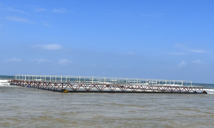 2 lồng bè cỡ lớn không rõ nguồn gốc trôi vào bờ biển Quảng Trị