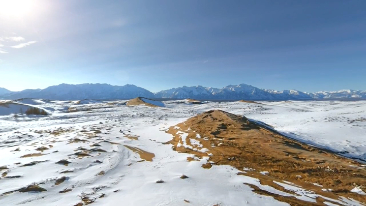 Sa mạc lạnh giá phủ đầy tuyết ở Nga