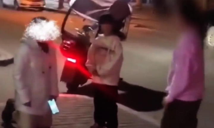 Mẹ quỳ gối van xin con gái đi học thêm để cải thiện điểm số