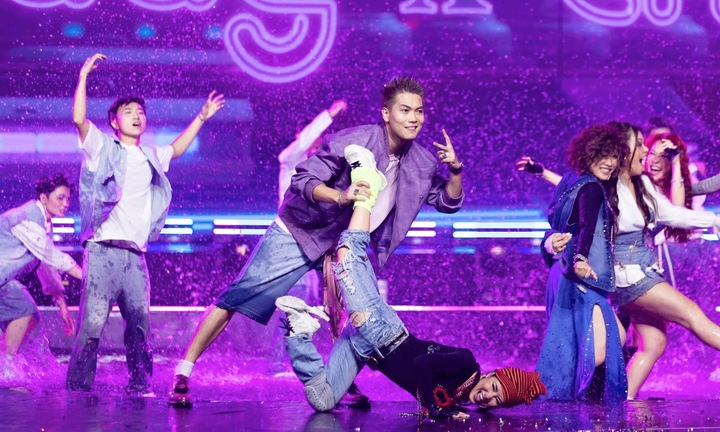 Diva Hồng Nhung đọc rap, nhảy ke đầu trên sân khấu 'Chị đẹp đạp gió rẽ sóng'