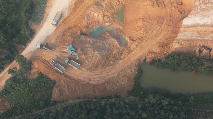 Lộ sai phạm, cả đoàn xe tải phá nát đường ở Phú Thọ bỗng nhiên biến mất