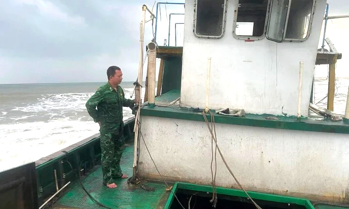 Tàu không người lái trôi vào vùng biển Quảng Trị