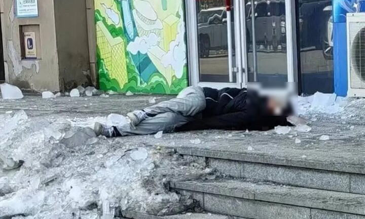 Tảng băng lớn rơi trúng đầu khiến nam sinh viên tử vong 