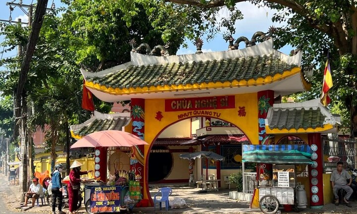 Chùa Nghệ sĩ 'thay áo mới’, xin người viếng thăm để lại đau thương phiền não