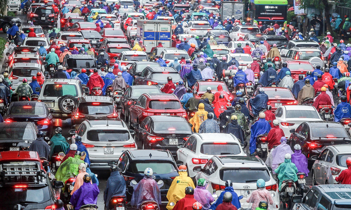 Hà Nội mưa rét, dân công sở đi làm từ sớm vẫn không thoát cảnh ùn tắc