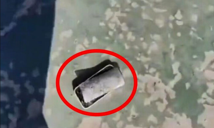 Thầy giáo gây tranh cãi khi đập nát điện thoại học sinh giữa sân trường