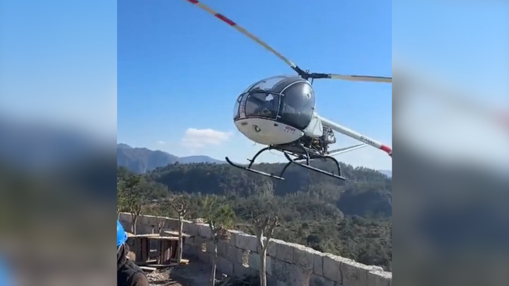 Ông chủ bay trực thăng mang cơm cho công nhân trên đỉnh núi