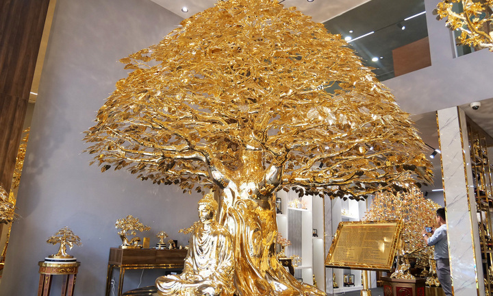 Chiêm ngưỡng cây bồ đề mạ vàng, nặng hơn 1 tấn ở TP.HCM 