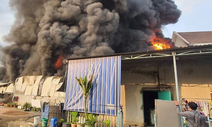 Bình Dương: Cháy xưởng mút xốp sát phòng trọ, công nhân hốt hoảng chuyển đồ