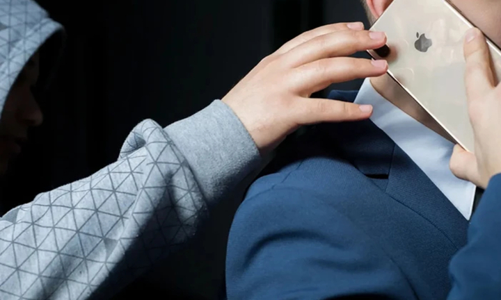 Truy tìm 2 kẻ cướp giật điện thoại iPhone 15 Pro Max của người đàn ông ở Hà Nội