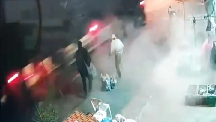 Thót tim tài xế ngủ gật, xe tải 'dọn sạch' đường đi