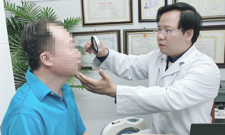 Suýt mù mắt vì dùng đậu xanh giã nát đắp mặt trị zona