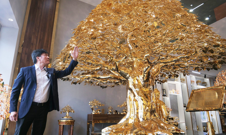 Cây bồ đề mạ vàng cao 3,6m, nặng gần 1,2 tấn