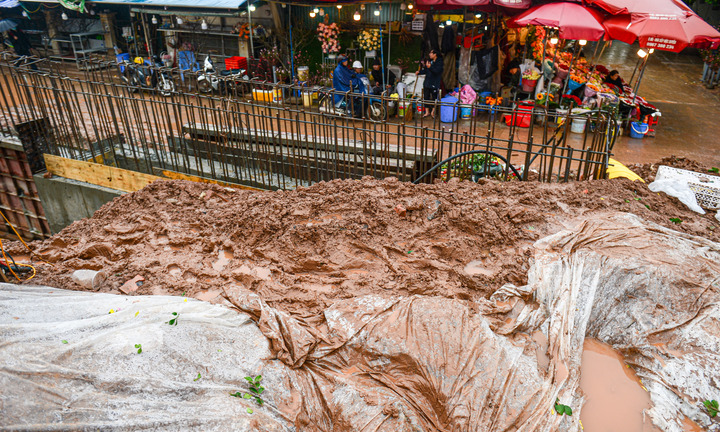 Người dân, tiểu thương ngán ngẩm cảnh dự án 815 tỷ ngổn ngang bùn lầy