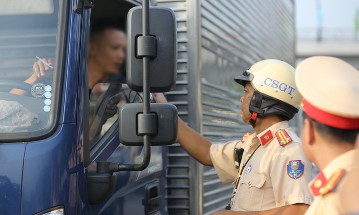 CSGT TP.HCM xử phạt loạt tài xế vi phạm nồng độ cồn trên quốc lộ 1