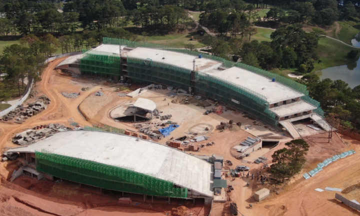 Cận cảnh tòa nhà xây không phép ở sân golf Đồi Cù Đà Lạt vừa bị yêu cầu tháo dỡ