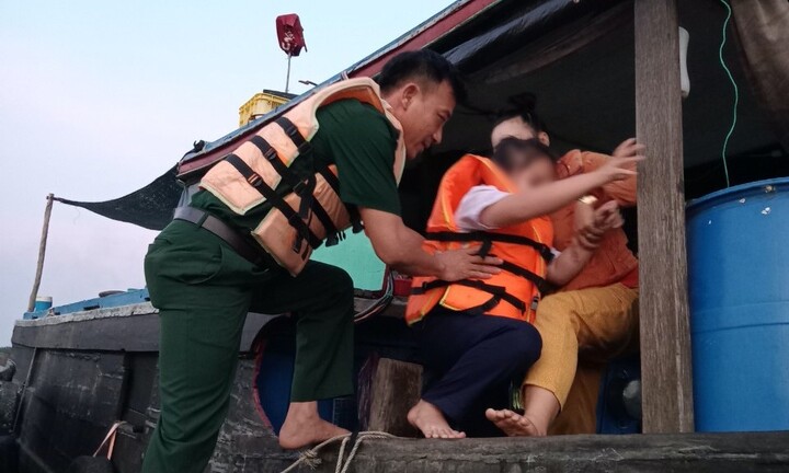 Cứu hai cha con rơi xuống sông ở TP.HCM