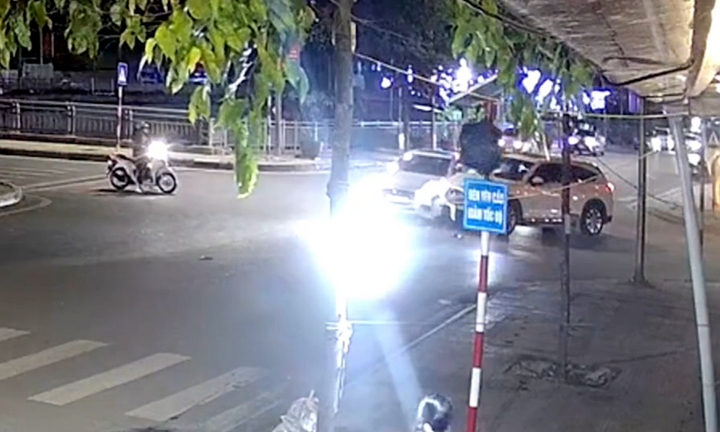 Tài xế ô tô khiến nhiều người ngỡ ngàng sau va chạm giao thông