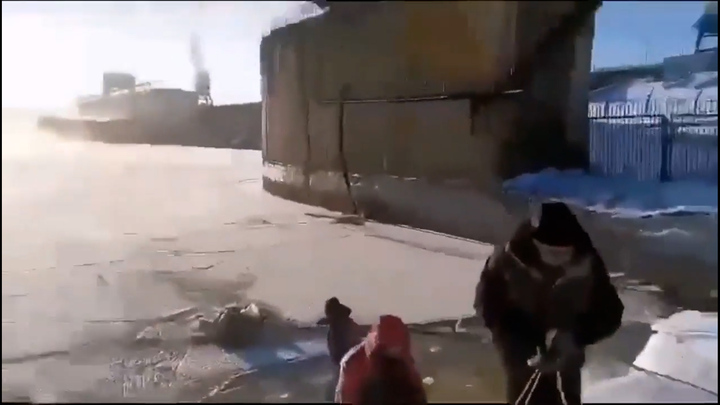 Nhiều ngư dân thoát chết khi kịp chạy khỏi mặt băng hồ chứa nứt vỡ