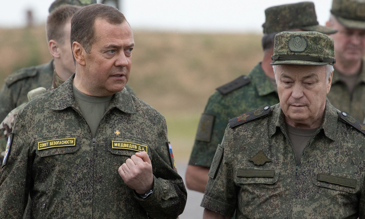 Ông Medvedev cảnh báo đáp trả Ukraine bằng vũ khí hạt nhân