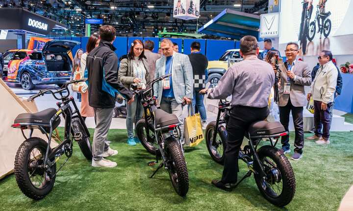 Khách Mỹ thích thú trải nghiệm xe đạp điện DrgnFly của VinFast