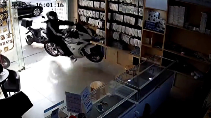 Mô tô 'bay' thẳng vào cửa hàng điện thoại, biker lộn nhào