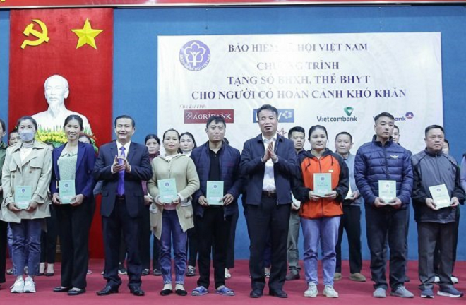 Tặng sổ BHXH, thẻ BHYT cho người dân khó khăn ở Hòa Bình